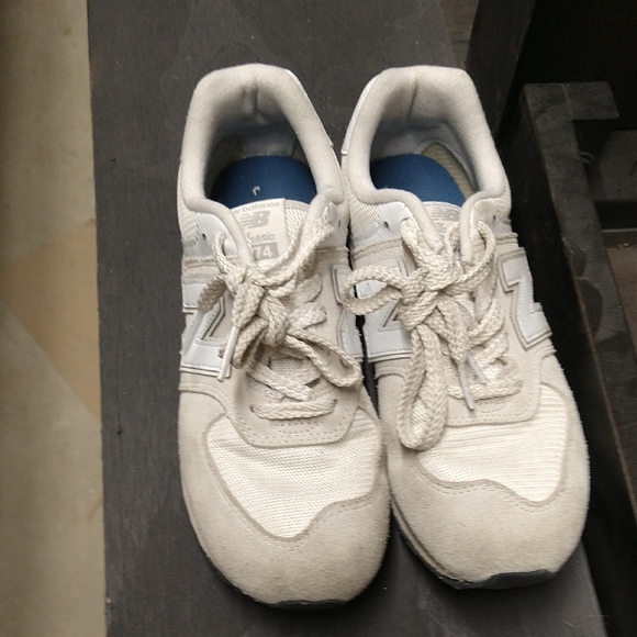 New Balance Kids Cream and Gray Sneakers - Picture 3 of 8